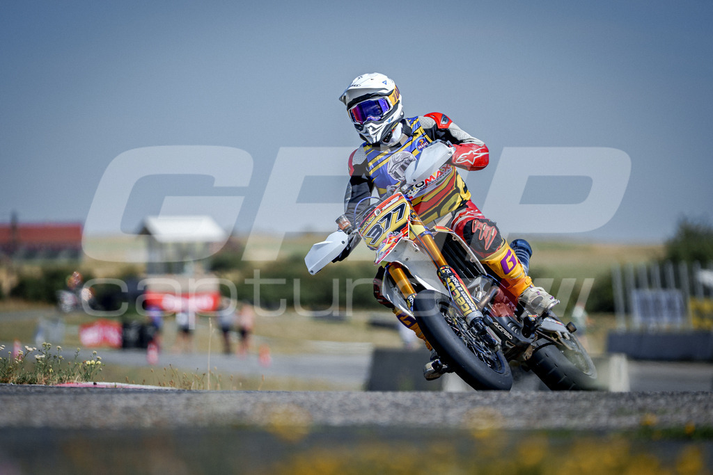 SuperMoto_Staatsmeisterschaft_Fuglau-1027 | GRIPcapture steht für authentische Sportfotografie in Österreich – für Momente, die mehr sind als Geschwindigkeit oder Ergebnis. Es geht um Emotion, Spannung, Fokus und den Augenblick, der oft nur einen Wimpernschlag dauert.Ob Motorsport, Teamsport oder 