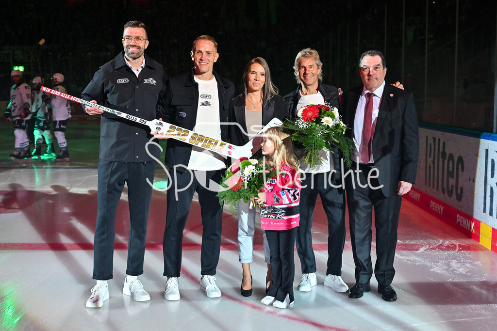 Augsburger Panther - Adler Mannheim | Die Ehrung von Markus KELLER vor der Partie / v. l. Maximilian HORBER, Duanne MOESER, Larry MITCHELL, Markus KELLER, seine Tochter Luna und seine Ehefrau Satu / DEL: Augsburger Panther - Adler Mannheim; Curt Frenzel Stadion am 14.09.2025