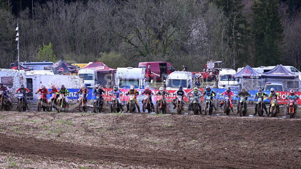 Motocross Schlatt bei Winterthur - 29. April 2023 | Start der Kategorie MX2.
Instagram: @mx_schlatt | @mc_wila | @sam_schweiz
Bild: Sportfotografie Markus Aeschimann | www.markus-aeschimann.ch - Realisiert mit Pictrs.com