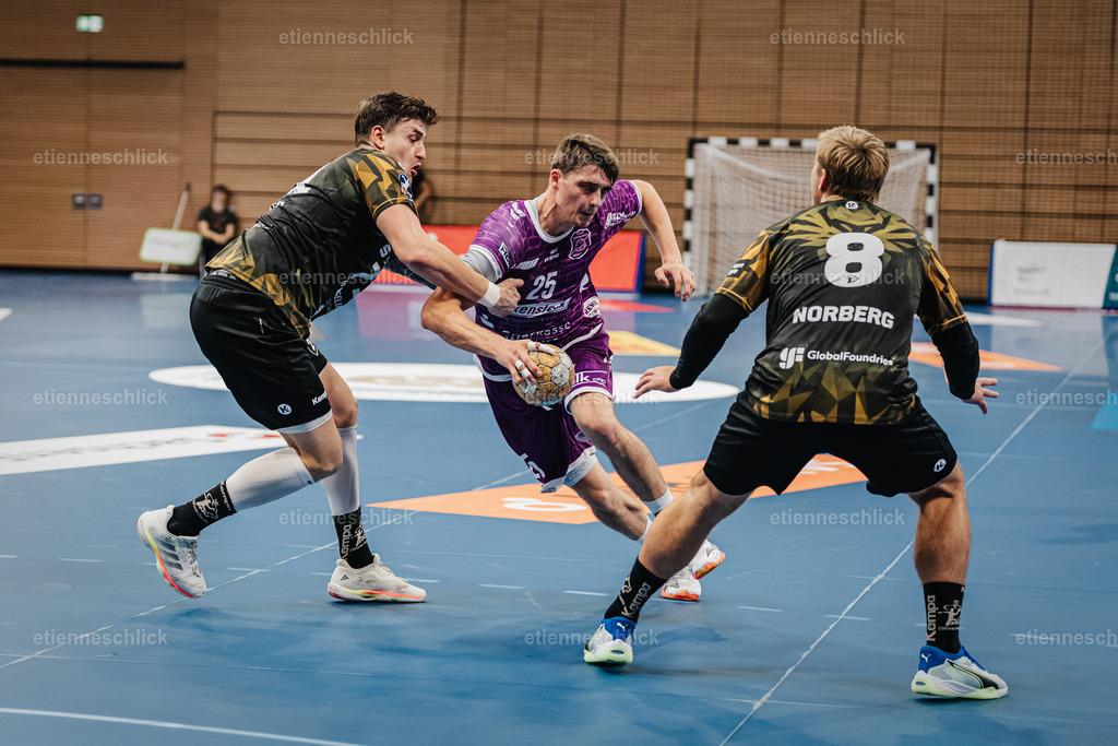 HC Elbflorenz 2006 - TV 05/07 Hüttenberg, 2. Handball-Bundesliga, 6. Spieltag | Im Bild: Torsten Anselm (25, Hüttenberg) beim Angriff im Zweikampf mit Viktor Petersen Norberg (8, Dresden)04.10.2026, HC Elbflorenz 2006 - TV 05/07 Hüttenberg, 2. Handball-Bundesliga, 6. Spieltag, Deutschland, Dresden, BallsportArena Dresden