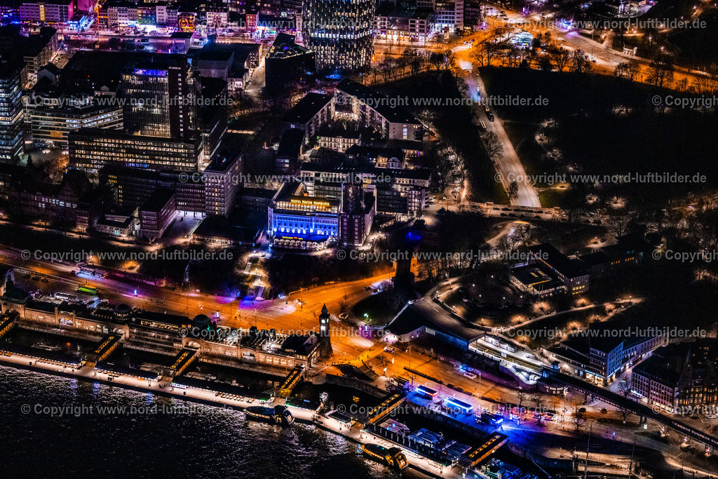 Hamburg_Landungsbrücken_Nachtaufnahme_ELS_7376060325 | HAMBURG 06.03.2025 Nacht- Lichter und Beleuchtung Hafenanlagen und Landungsbrücken in St.Pauli am Ufer des Fluß- Verlaufes der der Elbe in Hamburg, Deutschland. // Night lighting port facilities and jetties in St.Pauli on the banks of the river course of the of the River Elbe in Hamburg, Germany. Foto: Martin Elsen