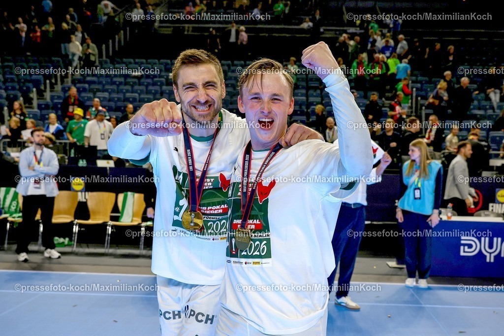 xSSCx19042602083 | 19.04.2026, xsscx, Handball, DHB-Pokal Lidl Final4, Finale, Füchse Berlin - Bergischer HC, Saison 2025 / 2026 Herren, Lanxess Arena, Köln: Die Mannschaft der Füchse Berlin feiert den Sieg im DHB-Pokal, Nejc Cehte (Füchse Berlin #22), Tobias Grondahl (Füchse Berlin #15)  Photo: xSandraxScherningxPressefotoKochx