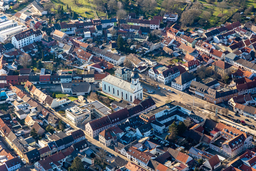 Luftbild: Kirchengebäude von St. Maria im Altstadt- Zentrum der Innenstadt in Philippsburg im Bundesland Baden-Württemberg in Deutschland. Foto: IMG_125614.jpg vom 21.02.2021 durch Werner Riehm/FLY-FOTO.de