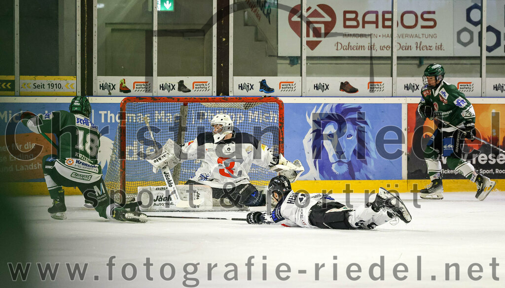 2024-01-26_041_TSV_Erding_gegen_HC_Landsberg | Erding, Deutschland, 26.01.2024:
Eishockey, Bayernliga Vorrunde 2023 / 2024, 28. Spieltag, TSV Erding gegen HC Landsberg, Endergebnis: 6:2

Daniel Krzizok (Erding Gladiators, #18), Torwart Moritz Borst (HC Landsberg, #32), Luis Hegner (HC Landsberg, #18), Erik Modlmayr (Erding Gladiators, #21)

Foto: Christian Riedel / fotografie-riedel.net