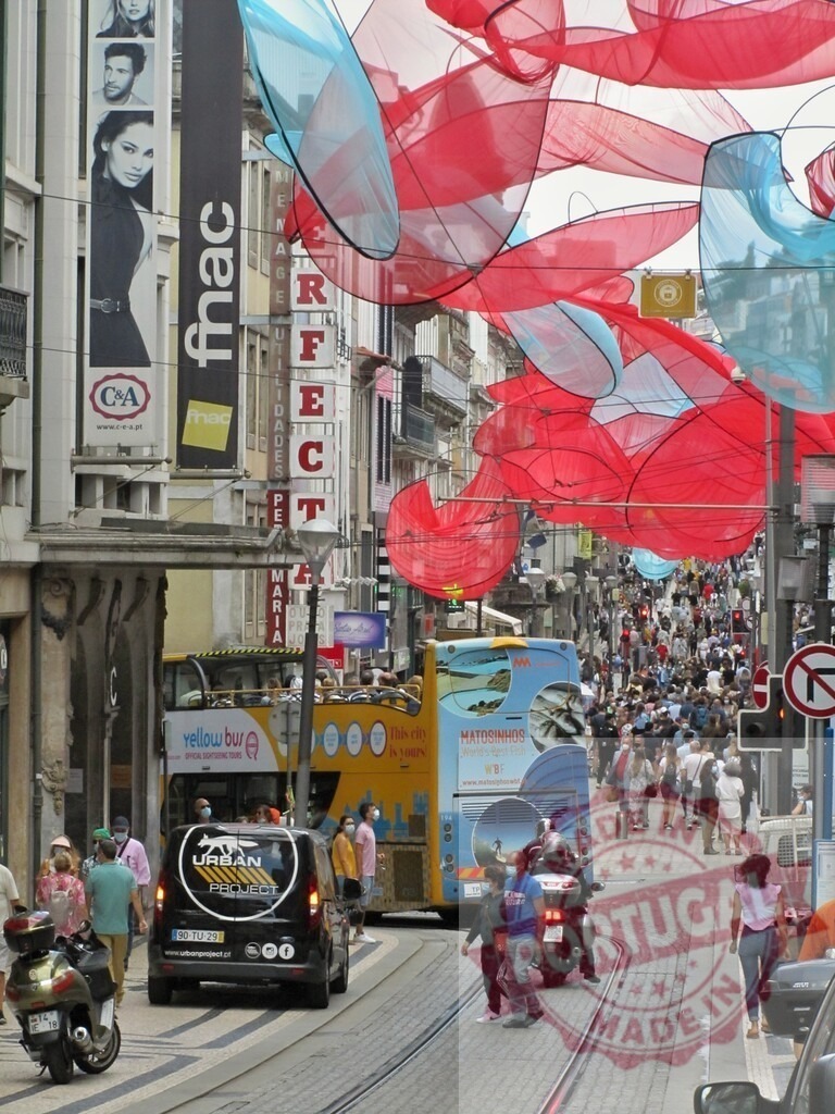 Rua de Santa Catarina street with crowd and decorations | People walking on a busy pedestrian street in Porto, Portugal, with colorful netting decorations - Realisiert mit Pictrs.com