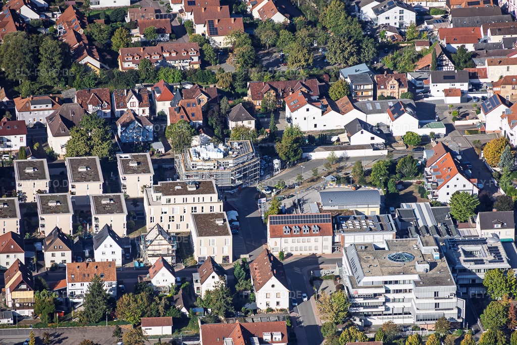 Luftbild: Neubaustelle für 18 Eigentumswohnungen Im Stadtkern von Grathwohl Erdbau, ETNA BAU GmbH und Abbruch GmbH und A-K.Bau GmbH    https:/// in Kandel im Bundesland Rheinland-Pfalz in Deutschland. – Foto: IMG_159653.jpg vom 27.09.2026 durch Werner Riehm/FLY-FOTO.de – Auflösung des Originals: 5932 x 3955 px – Ihr Immobilienmakler in Landau – A1 Abendschein Immobilien – Grathwohl Grünstadt – ETNA BAU GMBH | Ihr Rohbauer aus Landau (Pfalz) – ETNA BAU GMBH | Ihr Rohbauer aus Landau (Pfalz)