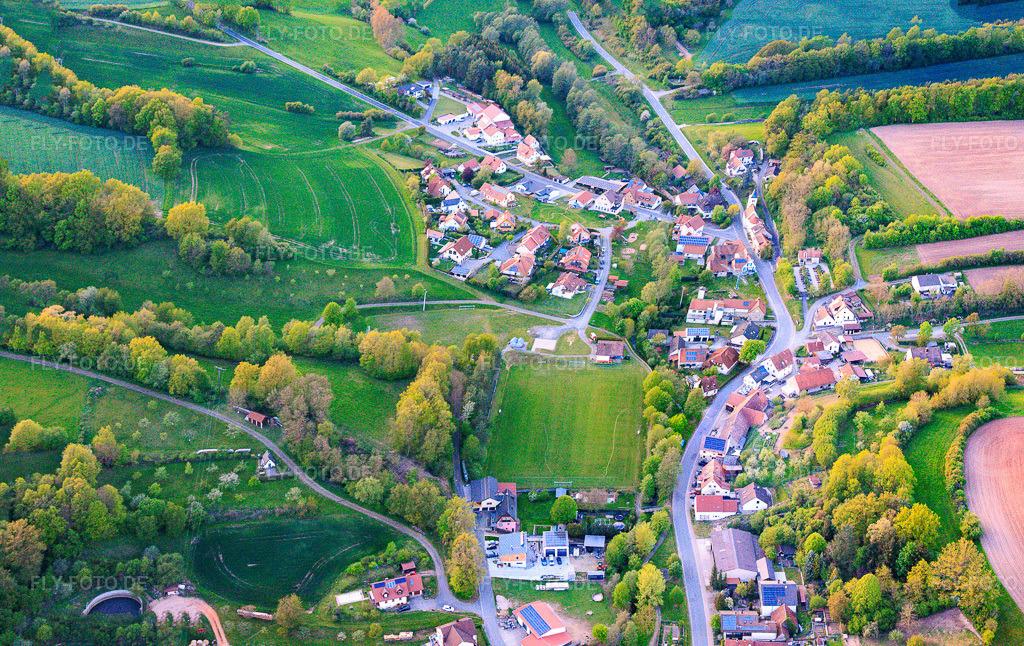 Luftbild: Dorfansicht aus Südosten mit Sportplatz des SC Lußberg-Rudendorf im Ortsteil Lußberg in Breitbrunn im Bundesland Bayern in Deutschland.Foto: IMG_155980-Pano.jpg vom 02.05.2026 durch Werner Riehm/FLY-FOTO.deAuflösung des Originals: 7347 x 4633 px