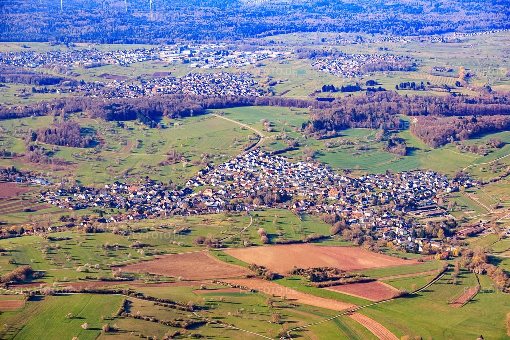 Luftbild: Ortsansicht von Nordosten im Ortsteil Ottenhausen in Straubenhardt im Bundesland Baden-Württemberg in Deutschland. Foto: IMG_154155.jpg vom 02.04.2026 durch Werner Riehm/FLY-FOTO.deAuflösung des Originals: 5795 x 3864 px