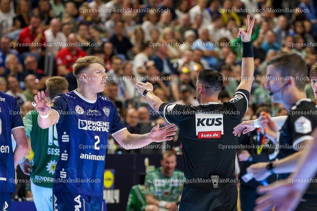 xSSCx18042601052 | 18.04.2026, xsscx, Handball, DHB-Pokal Lidl Final4, TBV Lemgo-Lippe - Füchse Berlin, Saison 2025 / 2026 Herren, Lanxess Arena: Lukas Hutecek (TBV Lemgo Lippe #02) diskutiert mit dem Schiedsrichter Photo: xSandraxScherningxPressefotoKochx
