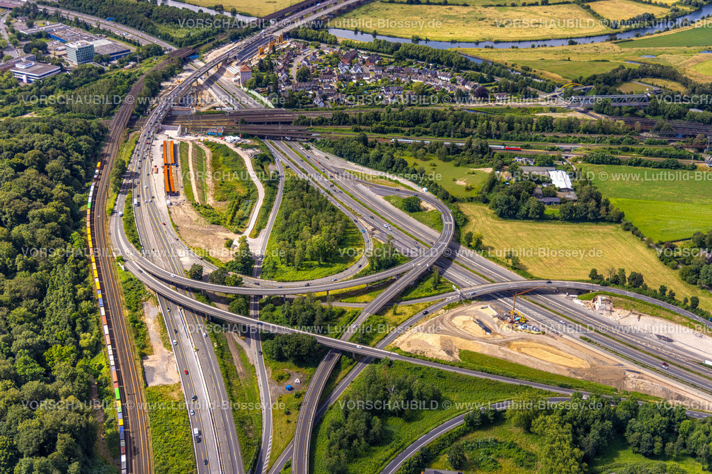 Duisburg240705458-Mitte | Luftbild, Kreuz Kaiserberg Baustelle, Straßenverkehr Autobahn A3 und Autobahn A40, Autobahnkreuz und Eisenbahngleise mit Brücken, Fluss Ruhr und Ruhrauen, Duissern, Duisburg, Ruhrgebiet, Nordrhein-Westfalen, Deutschland