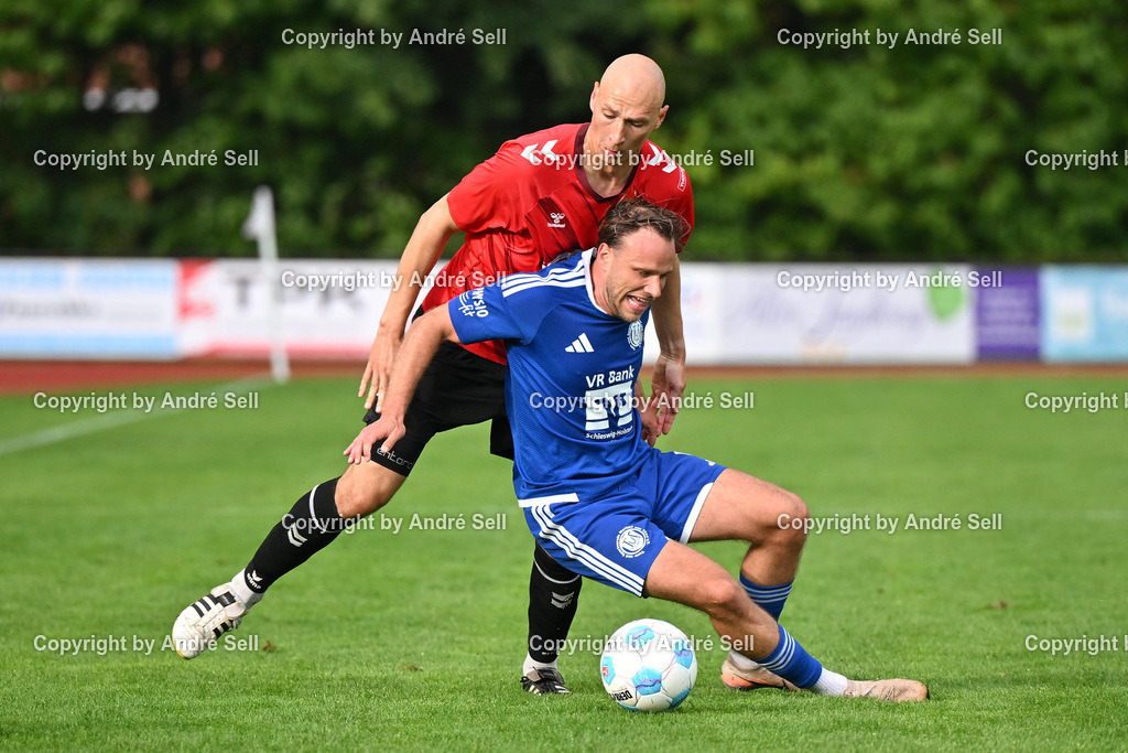 TuS Nortorf vs TSV Kropp | Mika Jöhnk (Nortorf #13) vs Lars Brand (Kropp #5) / Fußball-Landesliga Schleswig Männer 2026/2027 / TuS Nortorf vs TSV Kropp / TuS Arena / Nortorf / 29.08.26 - Realisiert mit Pictrs.com