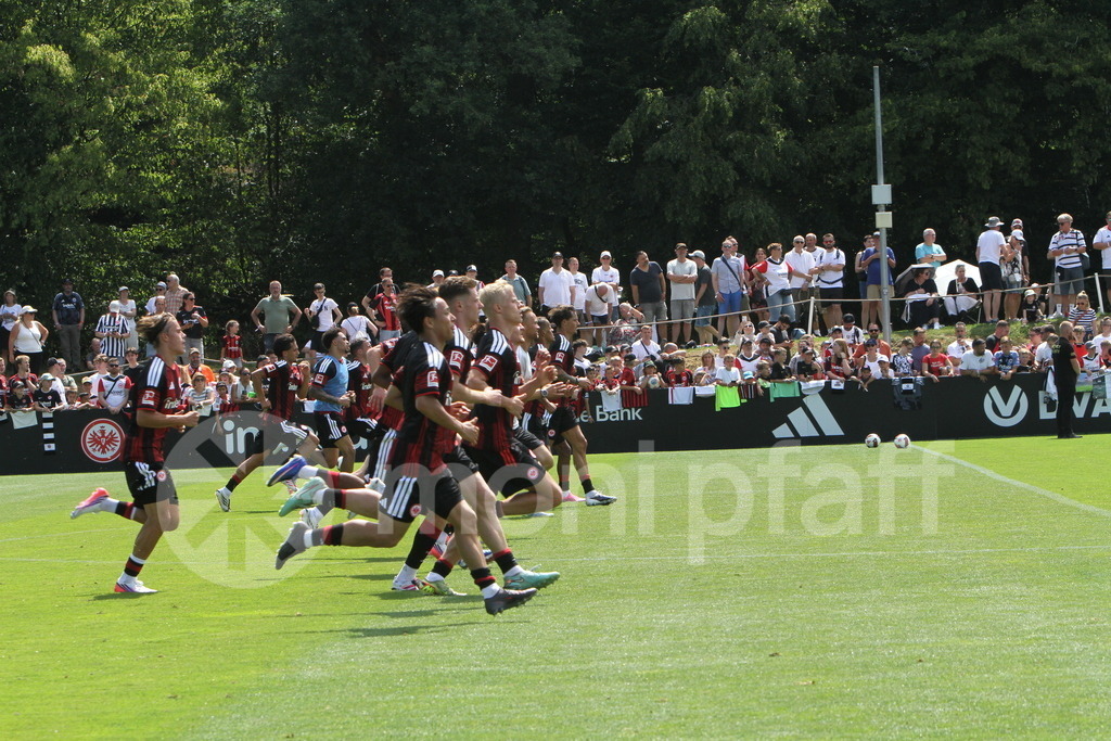 Eintracht Frankfurt Spieler Warm up | Online-Shop | monipfaff.de - Realisiert mit Pictrs.com