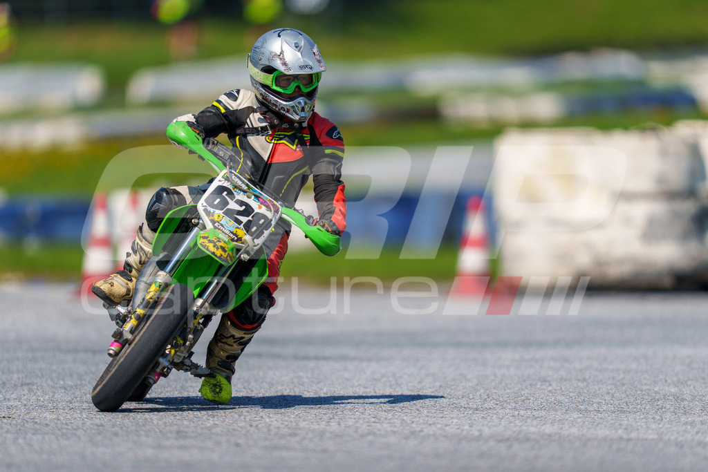 G-Cup + Supermoto Staatsmeisterschaft + Hungarian Supermoto Championship | GRIPcapture steht für authentische Sportfotografie in Österreich – für Momente, die mehr sind als Geschwindigkeit oder Ergebnis. Es geht um Emotion, Spannung, Fokus und den Augenblick, der oft nur einen Wimpernschlag dauert.Ob Motorsport, Teamsport oder 