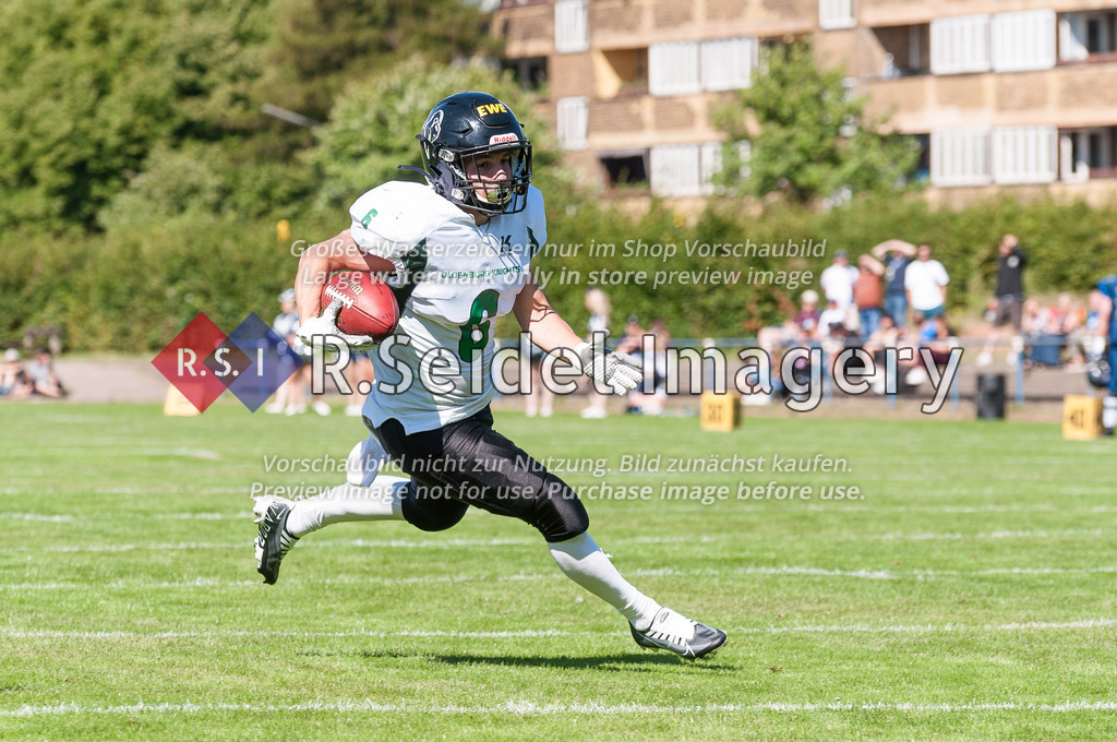 American Football, Saison 2022, Regionalliga Nord, Hamburg Blue Devils - Oldenburg Knights, Dr.-Hermann-Schnell-Sportplatz (Hamburg), 06.08.2022, 07. Gameweek | Nils Bünger (#6, Oldenburg, DE)