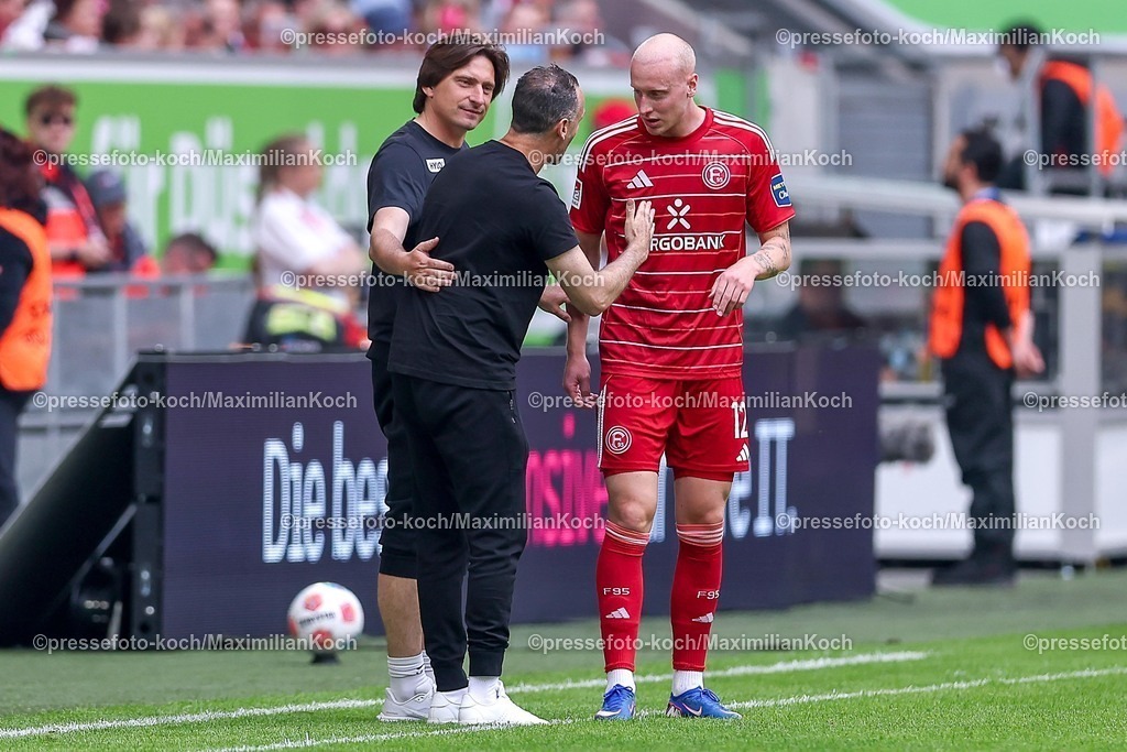 F9510052601056 | 10.05.2026, Fußball, Fortuna Düsseldorf - SV 07 Elversberg, 2. Fußball Bundesliga, Herren, Merkur Spiel-Arena, 33. Spieltag, Saison 2025 2026: Cheftrainer Alexander Ende (Fortuna Düsseldorf) macht Valgeir Lunddal&nbsp;(Fortuna Düsseldorf #12) vor der Elversberger Bank neben Cheftrainer Vincent Wagner (Elversberg #hc) eine Ansage  DFB regulations prohibit any use of photographs as image sequences and or quasi-video.