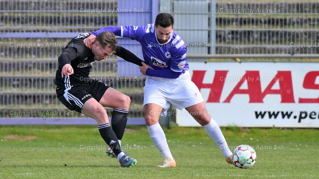 VfR Neumünster (lila) vs SV Preußen 09 Reinfeld (schwarz) | Rafael Krause (VfR #21) foult Felix Kaben (Reinfeld #9) / Fußball-Oberliga Männer 2025/2026 / VfR Neumünster (lila) vs SV Preußen 09 Reinfeld (schwarz) / Grümmi-Arena / Neumünster / 06.04.26 - Realisiert mit Pictrs.com