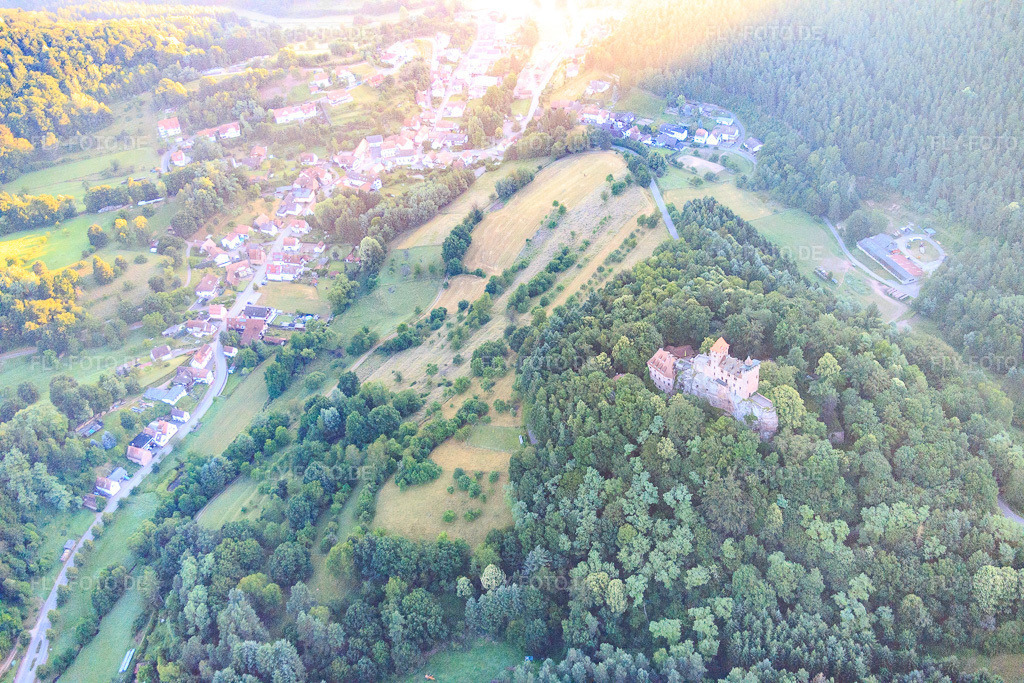 Luftbild: Burg Berwartstein von Süden in Erlenbach bei Dahn im Bundesland Rheinland-Pfalz in Deutschland. Foto: IMG_091555.jpg vom 10.07.2016 durch Werner Riehm/FLY-FOTO.deBURGBERWARTSTEIN.DE