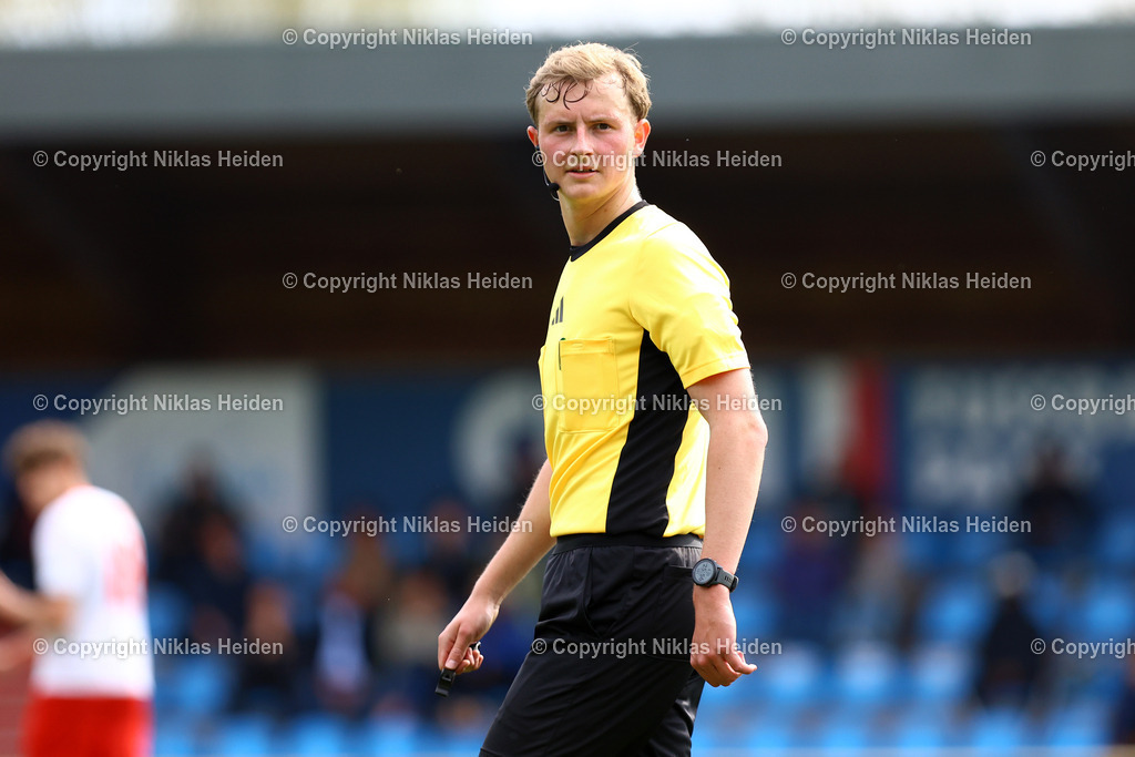NH_HolsteinKielU19_1FCHeidenheimU19_DFBNachwuchsliga_18042026 | Silas Dickmann (Schiedsrichter)Fußball I Herren I U19 DFB-Nachwuchsliga Hauptrunde Liga A, Gruppe B I Saison 2025-2026 I 9. Spieltag I Holstein Kiel U19 - 1. FC Heidenheim U19 I 18.04..2026 I Citti-Fußball-Park