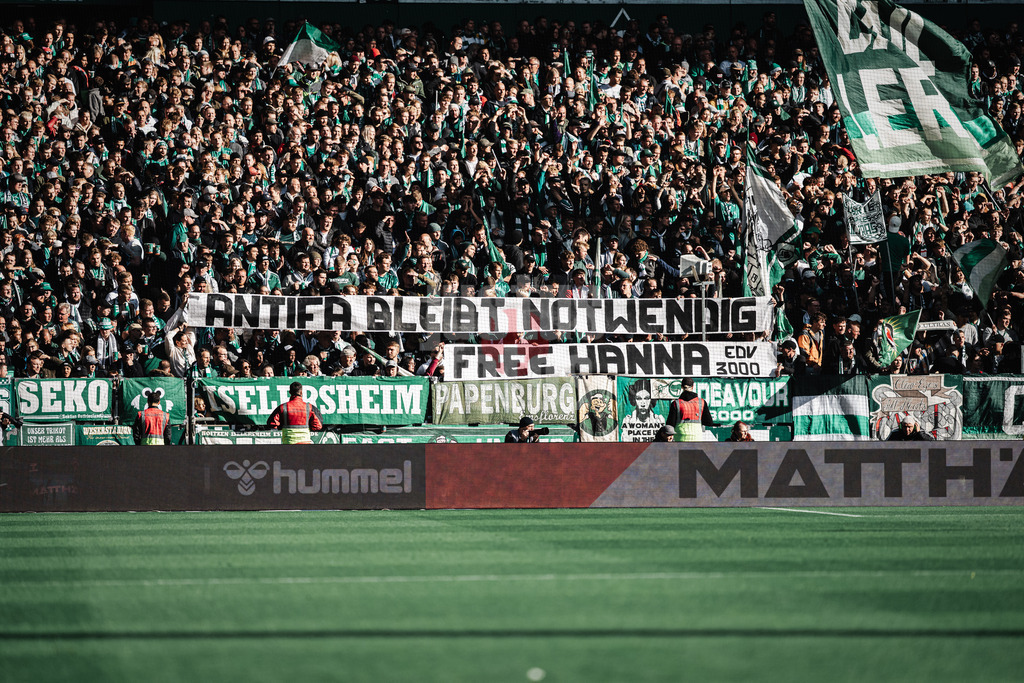 Fußball | Männer | Saison 2025/2026 | 1. Fußball-Bundesliga | 6. Spieltag | SV Werder Bremen vs. FC St. Pauli | 04.10.2025 | Fans der Bremer mit einem Transparent Antifa bleibt Notwendig Free Hanna EDV 3000