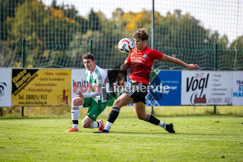 TSV Hohenpeißenberg gegen SV Unterdiessen | Fußball Herren Kreisklasse Gruppe 4 Zugspitze 2025/26 11. Spieltag, TSV Hohenpeißenberg gegen SV Unterdiessen, 20251012,Zweikampf,2025-10-12 in Hohenpeißenberg (Sportplatz Hohenpeißenberg), Matthias NEGELE (SV Unterdiessen Kapitän 6), Fabian SCHWARZ (TSV Hohenpeißenberg 7)Copyright: WolfgangxLindner www.foto-lindner.de