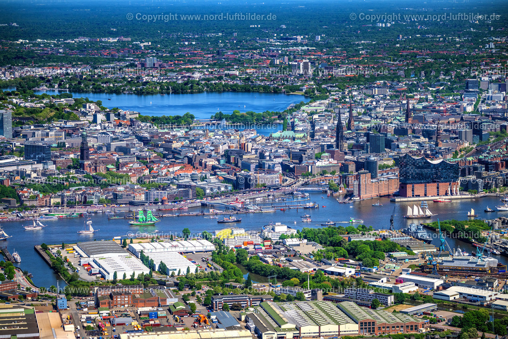 Hamburg_Hafen_bis_Alster_Elbphilharmonie_Panorama_ELS_6785090525 | HAMBURG 09.05.2025 Einlaufparade Hamburger Hafengeburtstag in Hamburg, Deutschland. // Parade Harbor Birthday in Hamburg Germany. Foto: Martin Elsen