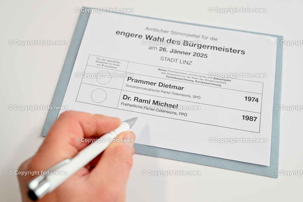 Linz_ Wahlkarte_ Briefwahl_ 18.01.2025-7 | 18.01.2025, Linz, AUT, Wahlkarte, im Bild Themenbild, Briefwahl, Buergermeisterwahl Linz 2025, Buergermeisterkanditat, Oberoesterreich, Politik, Post, Postzustellung, Stimmabgabe, Briefwahl, Wahlbeteiligung, Wahlkarte, Wahlrecht, Wahlumschlag, Wahlunterlagen, Wahlzettel, Amtlicher Stimmzettel, engere Wahl, Stichwahl