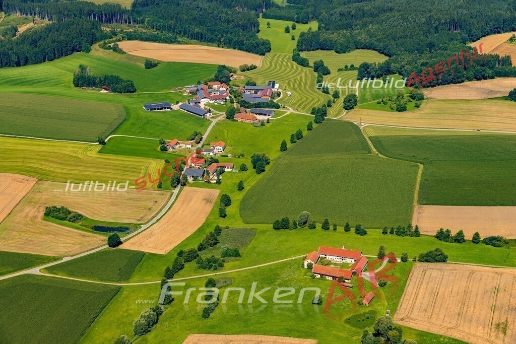 kining-niederbergkirchen-2790-jahr-2025 | Klassische Luftaufnahme ohne Drohne zeigt:Kining bei Niederbergkirchen - Die Luftbildaufnahme wurde 2025 vom UL-Flugzeug heraus erstellt ( keine Drohne ) - Hochauflösende Luftaufnahme -Nicht vergleichbar mit Google Maps oder Satelittenbilder- Die Geschenkidee !Mit Lizenz und Bildrechte bestellbar