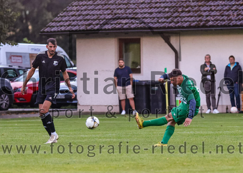 2023-07-25_055_SpVgg_Neuching_gegen_FC_Finsing | Neuching, Deutschland, 25.07.2023:
Fußball, A-Klasse 2023 / 2024, Toto Pokal, SpVgg Neuching gegen FC Finsing, Endergebnis: 2:4

Dominik Keuter (FC Finsing, #18), Antonio Zuparic (SpVgg Neuching, #18)

Foto: Christian Riedel / fotografie-riedel.net
