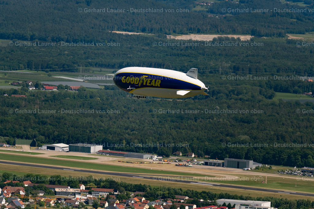 4031734 | MECKENBEUREN 12.06.2020 Luftschiff Zeppelin NT N07 mit der Kennung D-LZFN der Deutsche Zeppelin Reederei im Fluge über auf dem Gelände des Flughafen EDNY in Friedrichshafen im Bundesland Baden-Württemberg, Deutschland. Weiterführende Informationen bei: ZLT Zeppelin Luftschifftechnik GmbH & Co KG Deutsche Zeppelin-Reederei GmbH. // Airship Zeppelin NT N07 with the registration D-LZFN of the Deutsche Zeppelin Reederei in flight over the grounds of the airport EDNY in Friedrichshafen in the state Baden-Wuerttemberg, Germany. Further information at: ZLT Zeppelin Luftschifftechnik GmbH & Co KG Deutsche Zeppelin-Reederei GmbH. Foto: Gerhard Launer