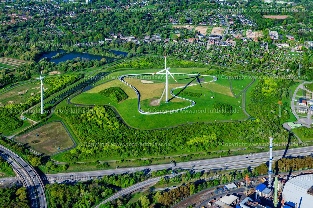 Hamburg_Georgswerder_Energieberg_ELS_0710270425 | HAMBURG 27.04.2025 Hügel und Berg- Gelände der aufgeschütteten Mülldeponie " Energieberg Georgswerder " an der Fiskalische Straße im Ortsteil Wilhelmsburg in Hamburg, Deutschland. Weiterführende Informationen bei: Stadtreinigung Hamburg Anstalt des öffentlichen Rechts,  häfner jimenez betcke jarosch landschaftsarchitektur gmbh. // Hills and mountain terrain of the dumped landfill " Energieberg Georgswerder " in the district Wilhelmsburg in Hamburg, Germany. Further information at: Stadtreinigung Hamburg Anstalt des oeffentlichen Rechts,  haefner jimenez betcke jarosch landschaftsarchitektur gmbh. Foto: Martin Elsen