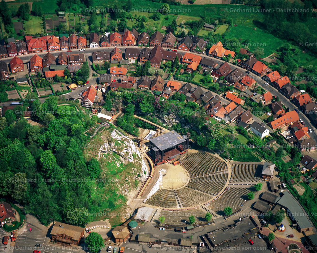7000535 | Karl May Freilichtbühne, Bad Segeberg, Schleswig-Holstein, Freilichttheater, Karl May, Winnetou, Old Shatterhand, Western, Abenteuer, Open-Air-Aufführungen, Theater, Kultur, Veranstaltungen, Aufführungen, Sommer, Publikum, Tickets, Kostüme, Bühnenbild, Effekte, Schauspiel, Reiter, Stunts, Pferde, Pyrotechnik, Musik, Familienausflug, Tourismus, Freilichtbühne, Theatererlebnis, Literatur, Abenteuerromane, Karl-May-Spiele, Historie, Kulturveranstaltungen, Premieren, Open-Air-Theater, Naturbühne, Inszenierungen, Helden, Wildwest, Besucherzentrum, Theatergeschichte, Eventkalender, Sommerfestspiele, Freiluftaufführungen, Freizeitgestaltung, Abendvorstellungen, Kinderveranstaltungen, Abenteuerstücke, Erlebnistheater.