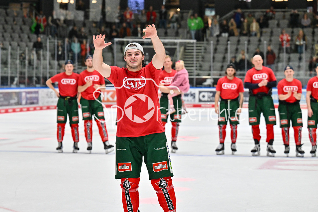 Augsburger Panther - Löwen Frankfurt | Die Spieler des AEV feiern zusammen mit den Fans den Heimsieg gegen Frankfurt / DEL: Augsburger Panther - Löwen Frankfurt, Curt Frenzel Stadiom am 11.10.2024 / D. J. BUSDEKER (Augsburger Panther #14)