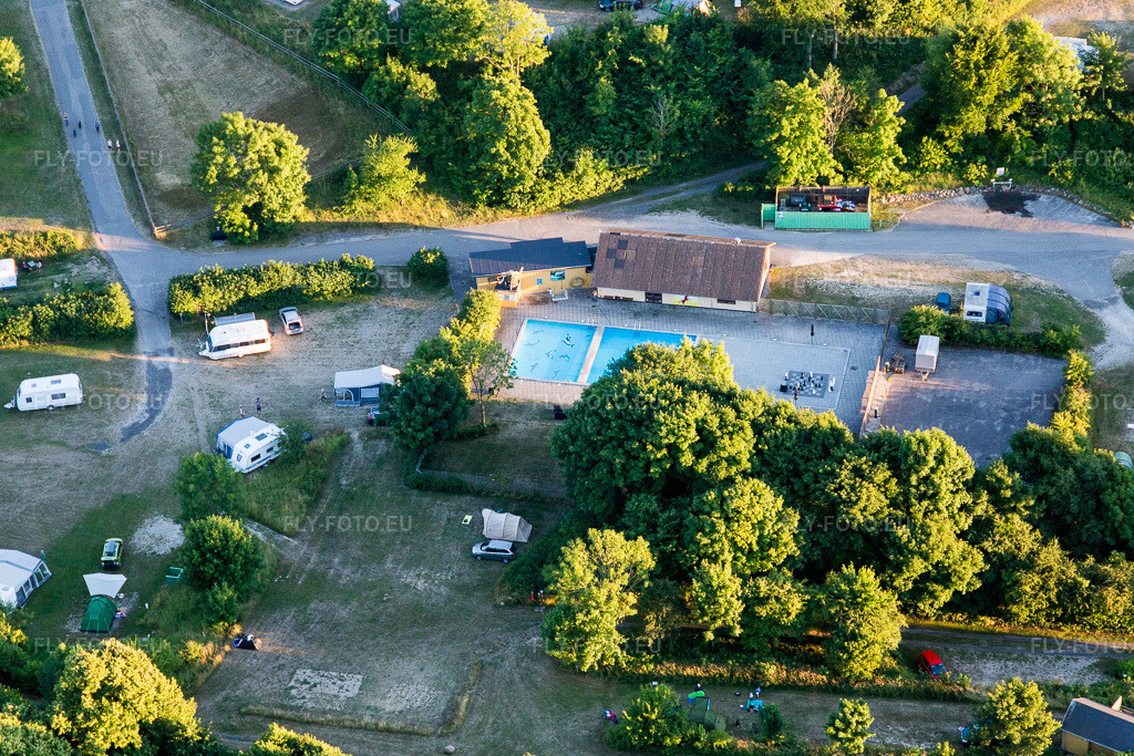 Vue aérienne: (DK), Møns Klint Resort et Camping à Borre dans le département Sjaelland, Danemark. Photo: IMG_108703.jpg prise le 04/07/2018 par Werner Riehm/FLY-FOTO.euRésolution de l'original: 5472 x 3648 px
