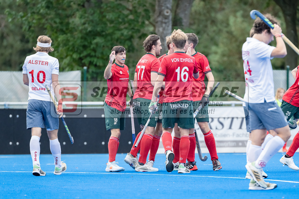 HK_20230930_104742 | 1.Bundesliga Herren Crefelder HTC - Club an der Alster am 30.9.2023 CHTC, Krefeld , Martin Ignacio Ferreiro ( Crefelder HTC #18 ) , Masi Pfandt ( Crefelder HTC #77 ) , van Ehren Christian ( Crefelder HTC #16 )