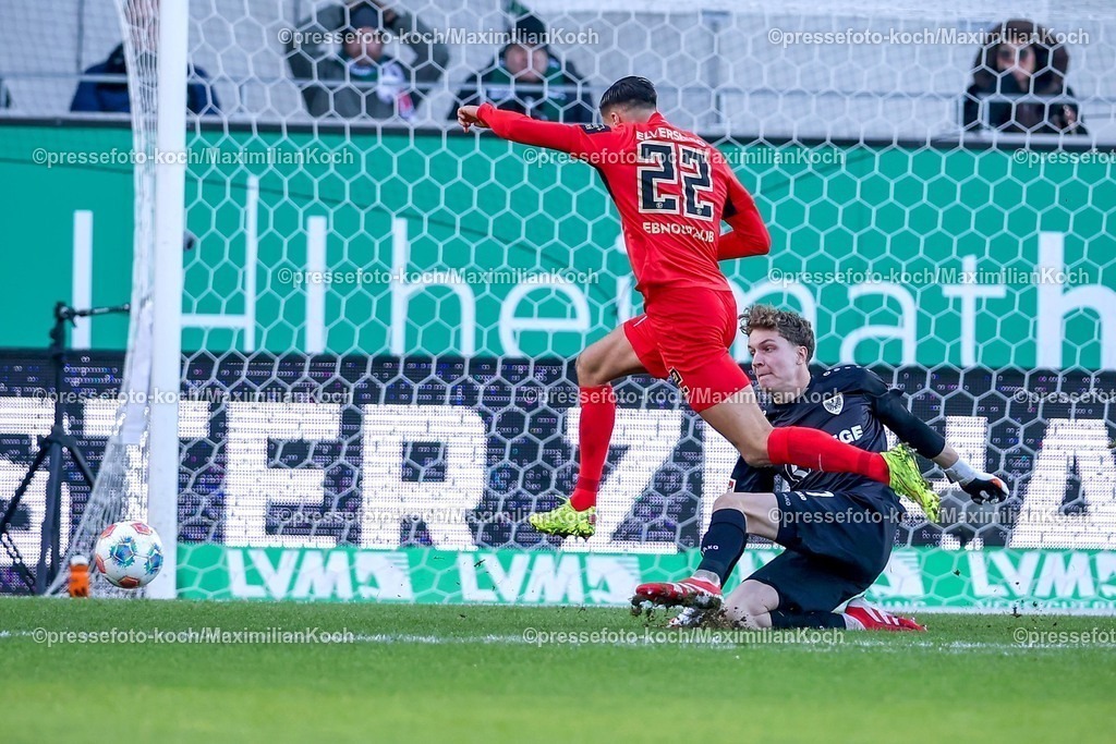 PRM21122501049 | 21.12.2025, Fußball, Preußen Münster - SV 07 Elversberg, 2. Fußball Bundesliga,  Preußenstadion, 17.Spieltag, Saison 2025 2026: Younes Ebnoutalib (Elversberg #22) Torschuss auf das Tor von Torwart Johannes Schenk (Preussen Muenster #01)  DFB regulations prohibit any use of photographs as image sequences and or quasi-video.