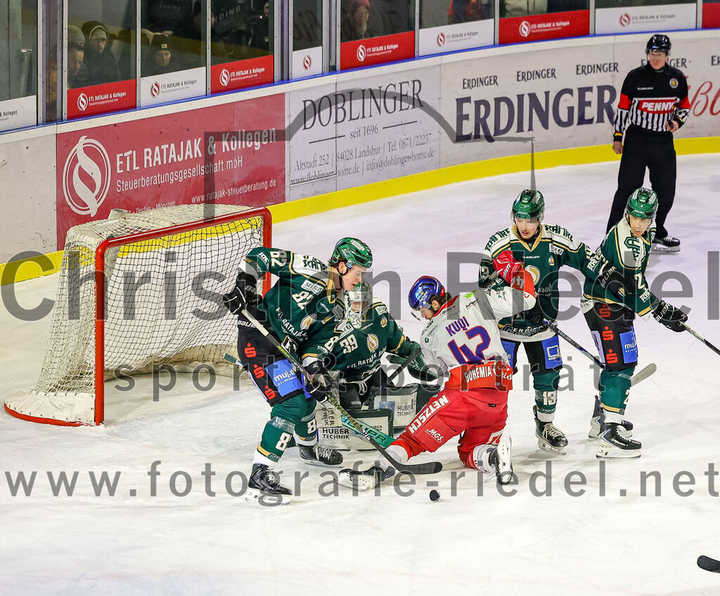 2026-01-18_085_TSV_Erding_gegen_Selber_Woelfe | Erding, Deutschland, 18.01.2026:Eishockey, Oberliga Süd 2025 / 2026, 38. Spieltag, TSV Erding gegen Selber Wölfe, Endergebnis: 2:3 n.V.Moritz Köttstorfer (Erding Gladiators, #82), Torwart Leon Meder (Erding Gladiators, #39), Fabjon Kuqi (Selber Wölfe, #42), Björn Salhi (Erding Gladiators, #13)Foto: Christian Riedel / fotografie-riedel.net