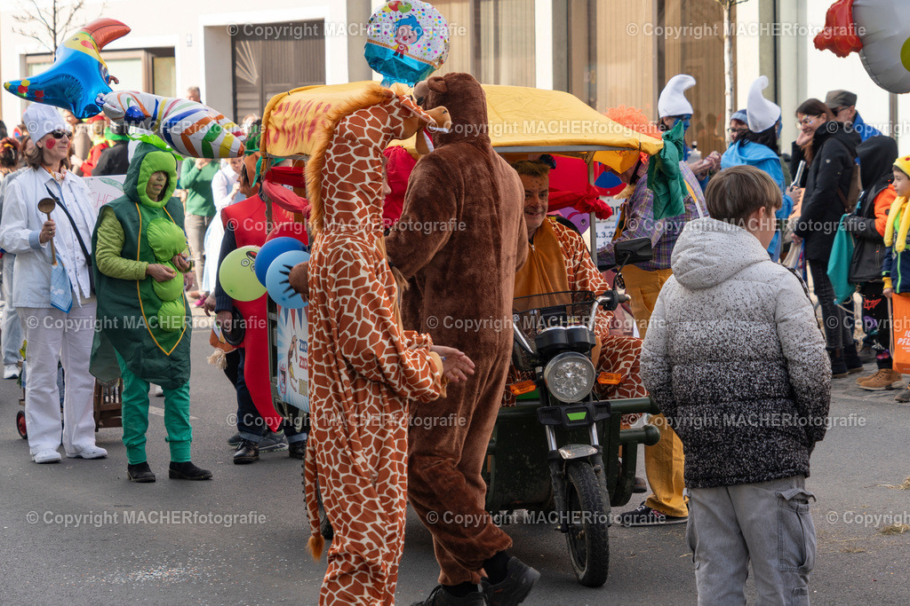Umzug2025-067_8950 | Fotostrecke: FASCHINGSUMZUG 2025 in Loosdorf. 22 Masken(gruppen)-Teilnehmer: Loosdorfer Vereine, Wirtschaftstreibende, Gemeindeabordnungen sowie Kreditinstitute. rund 700 Besucher entlang der Hauptstrasse. Veranstaltungs-Sicherung durch Mannschaft der FF-Loosdorf mit schwerem Gerät. Maskenprämierung am EKZ-Platz durch Bgm. Thomas Vasku in den Kategorien: Bester Festwagen (Fa. gkonzept-Groissenberger; Beste Personengruppe-ASK-Loosdorf; Beste Einzelperson; Weiteste Anreise-FF Schollach;