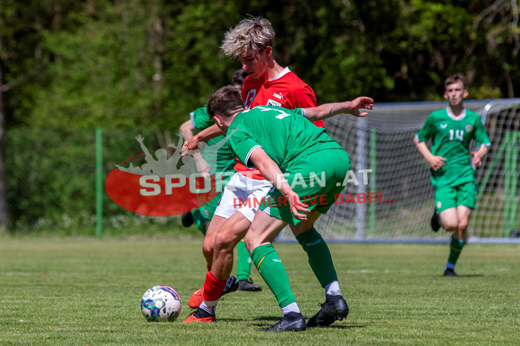 Fußball Halbfinale | Jonas Peinhart (U15 Österreich #13) Ben Dumigan (U15 Irland #3) Kian Quigley (U15 Irland #14) Fußball Halbfinale, Irland U15 - Österreich U15 am 29.04.2024 in Arnoldstein (Sportplatz), Austria, (Photo by Ernst Krawagner sport-fan.at) - Realisiert mit Pictrs.com