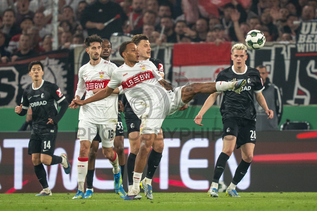 VfB Stuttgart vs. SC Freiburg, Fussball, DFB-Pokal, Halbfinale, 23.04.2026 | Zweikampf zwischen Nikolas Nartey (VfB Stuttgart, #28) und Maximilian Eggestein (SC Freiburg, #08),VfB Stuttgart vs. SC Freiburg, Fussball, DFB-Pokal, Halbfinale, 23.04.2026DFB regulations prohibit any use of photographs as image sequences and/or quasi-video