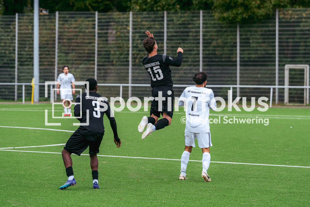 SSV Germania Wuppertal – Cronenberger SC | Luca Fischer (15, Cronenberger SC) beim Kopfball gegen Omar Sarsour (7, SSV Germania Wuppertal). Bezirksliga Niederrhein, Gruppe 2: SSV Germania Wuppertal gegen Cronenberger SC, Wuppertal, 11.10.2026. Endstand: 1:4. sportimfokus / Marcel Schwering - Realisiert mit Pictrs.com