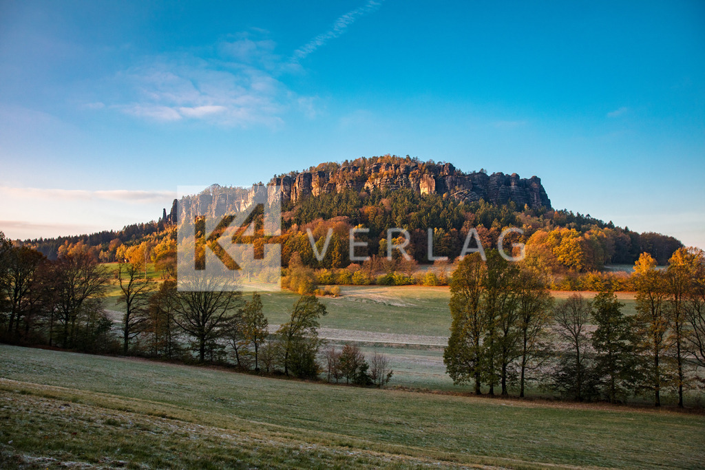 Wandbild-Pfaffenstein-Barbarine-Sonnenuntergang-FOCO3434 | Der Pfaffenstein mit seiner bekannten Barbarine im Sonnenaufgang - Realisiert mit Pictrs.com
