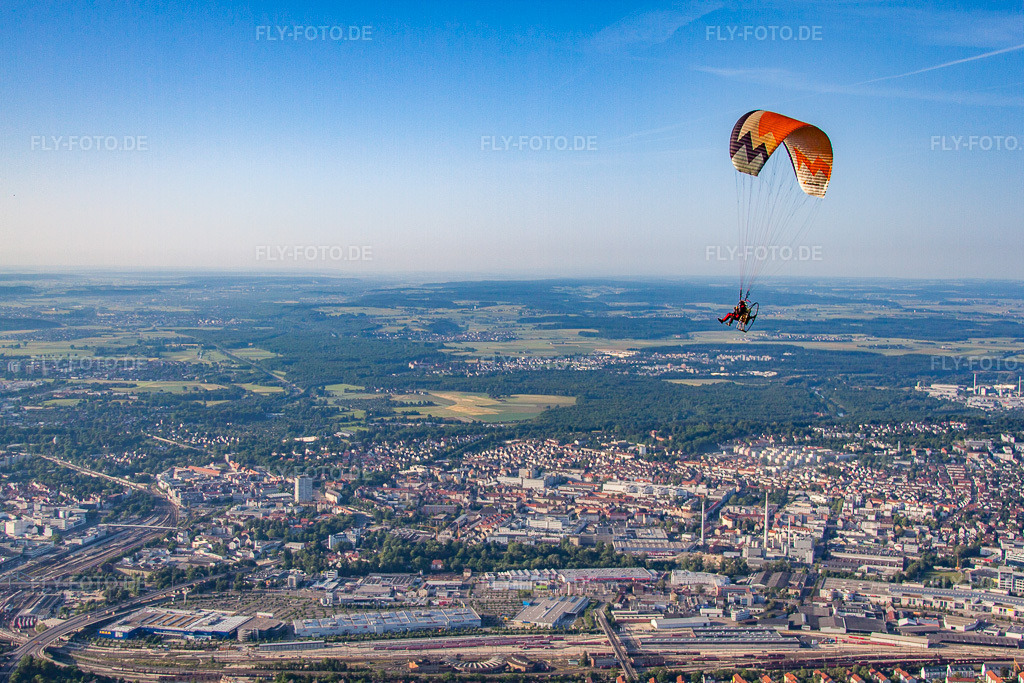 Luftbild: Gleitschirm über der Stadt im Ortsteil Weststadt in Ulm im Bundesland Baden-Württemberg in Deutschland. Foto: IMG_67198.jpg vom 08.06.2014 durch Werner Riehm/FLY-FOTO.de