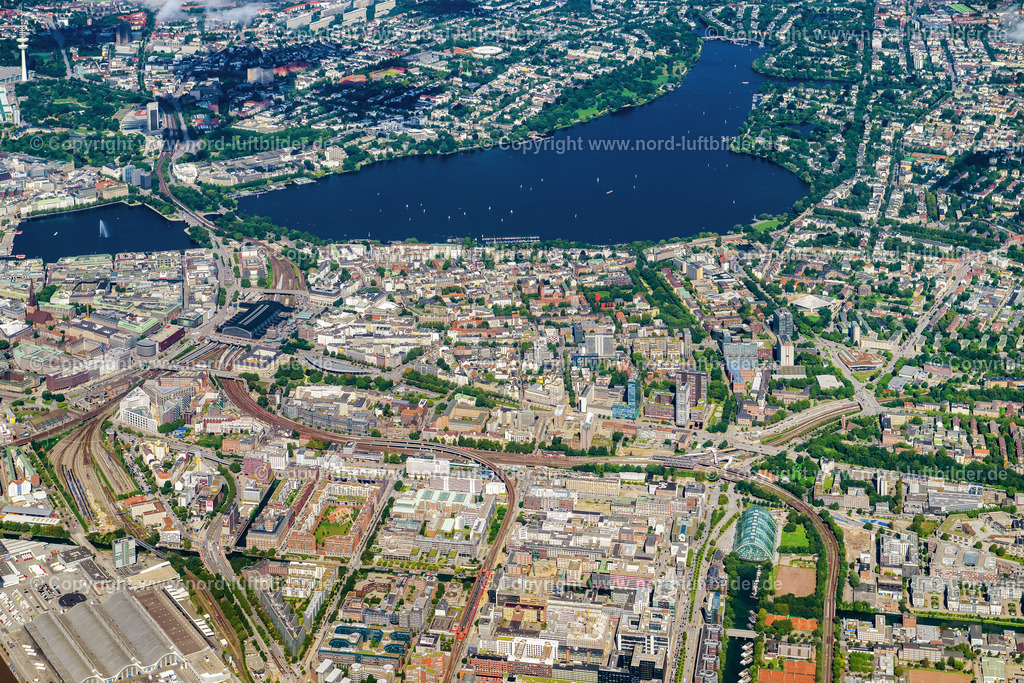 Hamburg_St.Georg_Alster_Hoch_ELS_0212200823 | HAMBURG 20.08.2023 Stadtansicht des Innenstadtbereiches an den Uferbereichen der Binnenalster und Außenalster im Ortsteil Sankt Georg in Hamburg, Deutschland. // Downtown area on the shore areas of Binnenalster and Aussenalster in the district Sankt Georg in Hamburg, Germany. Foto: Martin Elsen