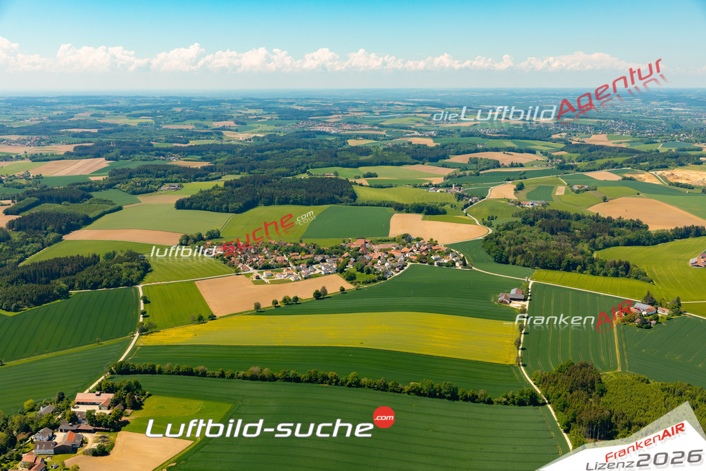 Das Luftbild zeigt : Hohenegglkofen Kumhausen - Die Luftaufnahme wurde 2024 vom UL-Flugzeug aus erstellt ( keine Drohne ) - Hochauflösende Luftaufnahme - Für grossformatige Ausdrucke geeignet. Die Geschenkidee !Mit Lizenz und Bildrechte bestellbar