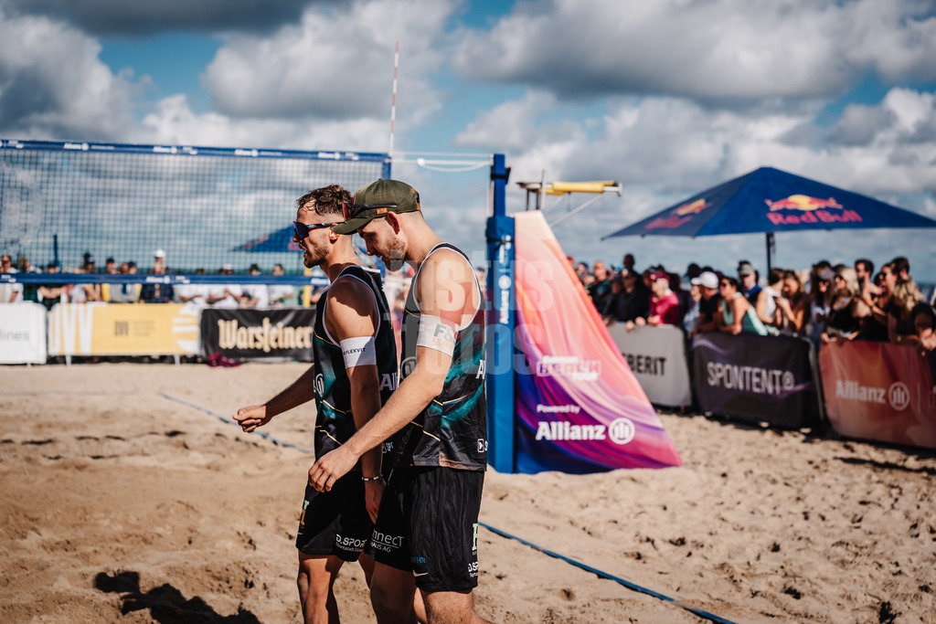 Beachvolleyball | Männer | Deutsche Meisterschaften 2025 Timmendorfer Strand | 06.09.2025 | v.l. Jonas Sagstetter und Benedikt Sagstetter nach dem Sieg