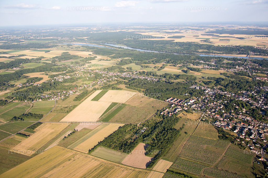 Aerial view: View of the town in Onzain in the state Loir et Cher, France. – Photo: IMG_081198.jpg taken on 06/19/2015 by Werner Riehm/FLY-FOTO.com – Resolution of the original: 5472 x 3648 px