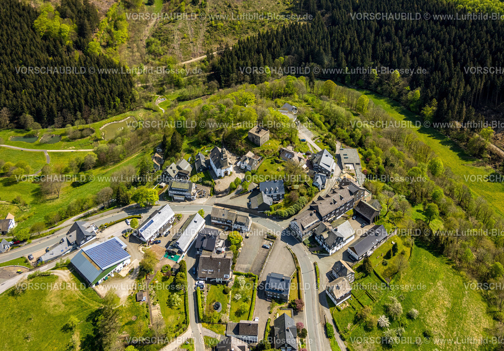 Schmallenberg240505661 | Luftbild, Burgruine Rappelstein und St. Hubertus Kirche, Wohnhäuser Astenstraße, Nordenau, Schmallenberg, Sauerland, Nordrhein-Westfalen, Deutschland