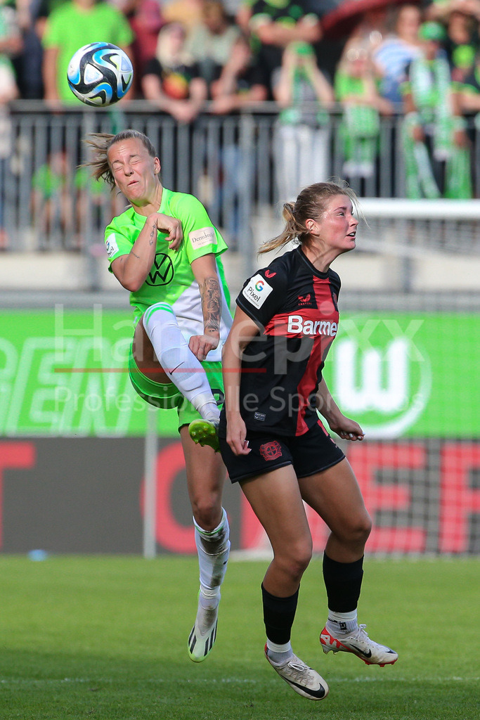 Fussball, Google Pixel Frauen-Bundesliga, VfL Wolfsburg - Bayer 04 Leverkusen | v.li.: Lynn Wilms (VfL Wolfsburg, 2) und Karolina Lea Vilhjalmsdottir (Bayer 04 Leverkusen, 18) im Kopfballduell, Kopfball, Zweikampf, Action, Aktion, Spielszene, DIE DFB-RICHTLINIEN UNTERSAGEN JEGLICHE NUTZUNG VON FOTOS ALS SEQUENZBILDER UND/ODER VIDEOÄHNLICHE FOTOSTRECKEN. DFB REGULATIONS PROHIBIT ANY USE OF PHOTOGRAPHS AS IMAGE SEQUENCES AND/OR QUASI-VIDEO.