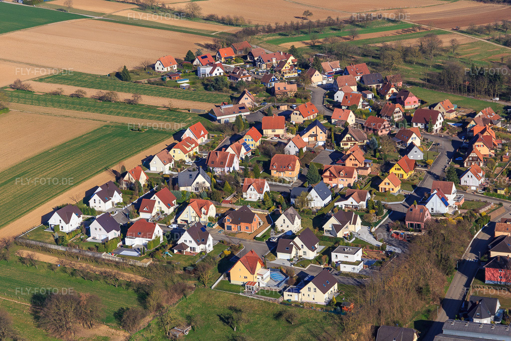 Luftbild: Neubaugebiet Rue des Noisettes in Mommenheim im Bundesland Bas-Rhin in Frankreich. – Foto: IMG_097616.jpg vom 16.03.2017 durch Werner Riehm/FLY-FOTO.de – Auflösung des Originals: 5296 x 3531 px