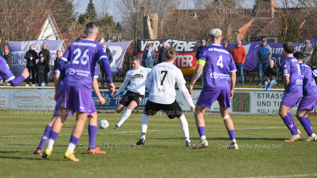 Eckernförder SV vs VfR Neumünster | Nils Wölki (ESV #24) schiesst den Freistoss von der Strafraumgrenze über das Tor / Fußball-Oberliga Männer 2024/2025 / Eckernförder SV vs VfR Neumünster / Stadtwerke-Arena / Eckernförde / 23.03.25 - Realisiert mit Pictrs.com
